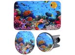 Badaccessoire-Set SANILO Ocean, bunt (blau, bunt), Holz, Polyester, Kunststoff, Badaccessoires-Sets, bestehend aus WC-Sitz, Badteppich und Waschbeckenstöpsel