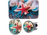 Badaccessoire-Set SANILO Bath Salts, bunt (rot, türkis), Holz, Polyester, Polyresin (Kunststein), Badaccessoires-Sets, bestehend aus WC-Sitz, Badteppich und Waschbeckenstöpsel