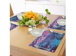 Tovagliette Abakuhaus Con Funghi, Fantasia Caricaturale Di Paesaggio Notturno Con Funghi E Alberi Lungo Il Fiume, Tiscjdeco In Tessuto Resistente Ai Colori Per La Sala Da Pranzo E La Cucina, Fucsia E Blu.