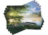 Tovagliette Abakuhaus, Molo Da Pesca Sul Fiume Al Mattino Con Nuvole E Alberi, Immagine Naturale, 30 X 45 Cm, Verde Bianco Blu