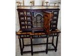 Casa Padrino - Segretaria Barocca Marrone Scuro / Intarsi Marroni / Nero / Oro - Segretaria Artigianale In Legno Massiccio Con Ante E Cassetti - Mobili Da Ufficio Barocchi - Nobile E Magnifico