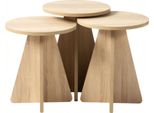Elegante Set Di Tavolini In Legno Marrone Per Un Soggiorno Moderno