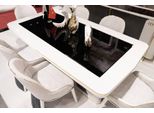 Elegante Set Di Tavolo E Sedie In Legno Color Beige Per Una Sala Da Pranzo Moderna