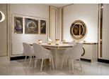 Elegante Sala Da Pranzo In Beige Con Tavolo E Sedie In Legno