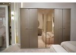Elegante Armadio In Legno Beige In Stile Classico