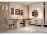 Elegante Sala Da Pranzo In Beige Con Tavolo E Sedie In Legno
