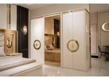 Armadio In Legno Beige Dallo Stile Elegante Con Ampio Spazio Di Archiviazione