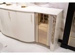 Elegante Credenza In Legno Beige Con Specchio Dal Design Moderno