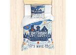Set Copripiumino Abakuhaus Amsterdam, Illustrazione In Stile Disegnata A Mano Con Case Sul Canale, Stelle E Una Citazione Di Viaggio, 135 X 200 Cm + 80 X 80 Cm, Multicolore