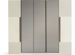 Elegante Armadio Beige Con Ampio Spazio Contenitivo E Design Moderno