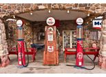 Fototapete Papermoon "Alte Tankstelle", Bunt, B:4,5M L:2,8M, Vlies, Tapeten