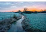 Fototapete papermoon "Fluss Durch Feld", Bunt, B:4,5M L:2,8M, Vlies, Tapeten