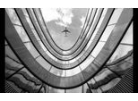 Fototapete Papermoon "Flugzeug üBer GebäUde", Bunt, B:3,5M L:2,6M, Vlies, Tapeten