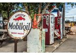 Fototapete Papermoon "Alte Tankstelle", Bunt, B:3,5M L:2,6M, Vlies, Tapeten