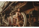 Fototapete Papermoon "Steampunk Frau Vor Zug", Bunt, B:4,5M L:2,8M, Vlies, Tapeten