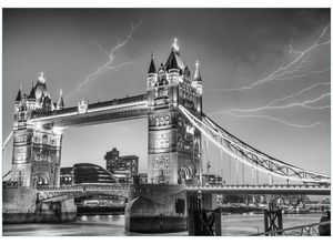 Wallario Vliestapete Tower Bridge bei Gewitter in schwarz-weiß