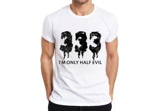 I'm Only Half Evil Halloween Saying Funny Scary Devil Gothic T-Shirt Uomo, Bian…