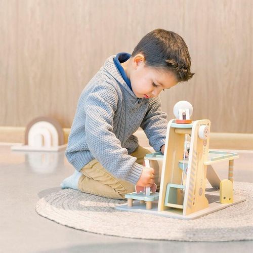 Montessori-Parkplatz aus Holz, mit zwei Etagen, Kinderspielzeug für Jungen und Mädchen, umfasst 4 Autos.