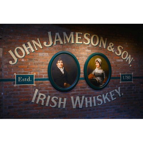 Papermoon Fototapete »ZIEGEL-WAND-JAMESON IRISH WHISKEY DUBLIN MUSEUM IRLAND«