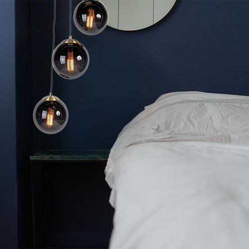 Hanglamp boven nachtkastje naast het bed, slaapkamer, trendy art deco lamp, glas
