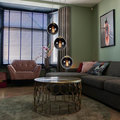 Hanglamp woonkamer, art deco, modern, drie zwarte glazen bollen bij elkaar, zithoek, bijzettafel