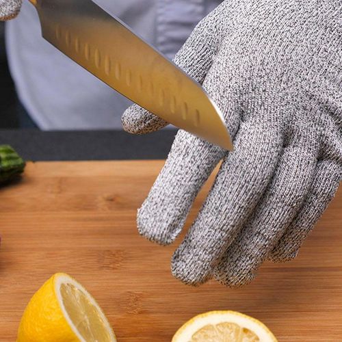 Shop-story - safe gloves : Ein Paar schnittfeste Handschuhe zum Kochen, Gärtnern oder Basteln.