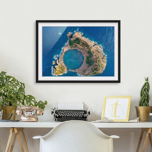 Micasia - Bild mit Rahmen - Luftbild - Die Insel Vila Franca do Campo Größe HxB: 18cm x 24cm, Rahmen: Schwarz