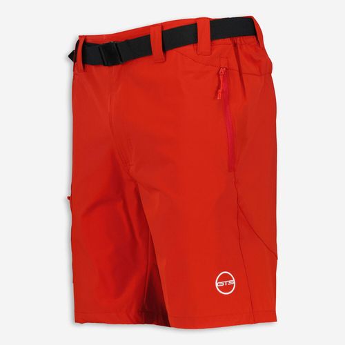 Rote Sport-Shorts mit schwarzem Gürtel mit Steckschnalle