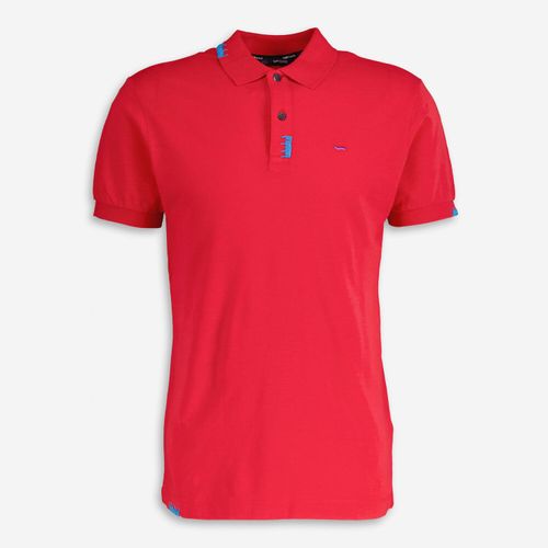 Rotes Poloshirt mit dekorativen Nähten