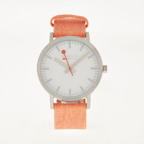 Silberfarbene Armbanduhr mit orangefarbenem Band