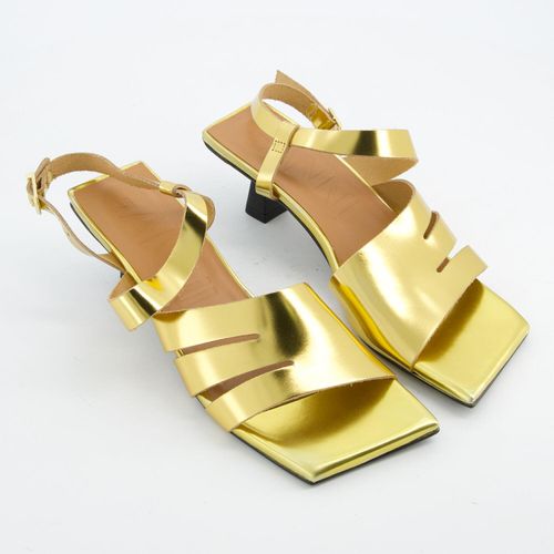 Goldfarbene Sandalen mit Kitten Heel aus Leder