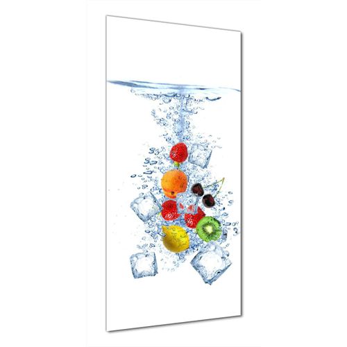 Wallario selbstklebende Duschrückwand 90 x 200 cm mit Motiv Obst-Eiswürfel-Mix im Wasser mit weißem Hintergrund - Wandverkleidung mit Hochglanzlaminat in Glasoptik