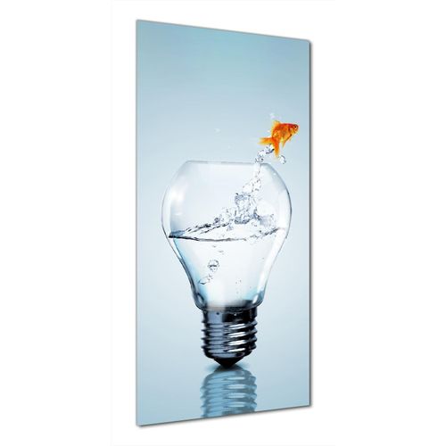 Wallario selbstklebende Duschrückwand 80 x 180 cm mit Motiv Goldfisch springt aus Aquarium - Wandverkleidung mit Hochglanzlaminat in Glasoptik