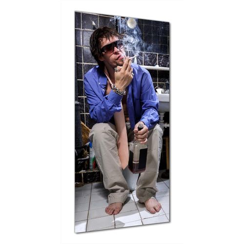 Wallario selbstklebende Duschrückwand 70 x 200 cm mit Motiv Kloparty - Sexy Mann auf Toilette mit Zigarette - Wandverkleidung mit Hochglanzlaminat in Glasoptik