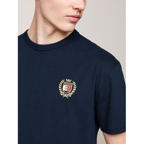 Tommy Jeans T-Shirt »TJM REG RWB CREST FLAG TEE EXT«, besticktes Markenlogo auf Brusthöhe