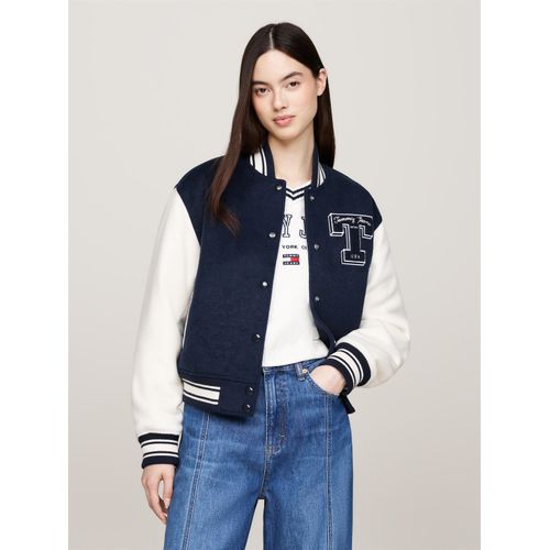 Bomberjacke TOMMY JEANS, Damen, Gr. XS (34), blau (schwarz night navy), Obermaterial: 80% Polyester, 20% Wolle. Futter: 100% Polyester. Wattierung: 100% Polyester, kontrastfarbene Details, casual, regular fit kurz, Langarm Rippbündchen, Jacken, mit Streifen-Detail, aufgesticktem Logo