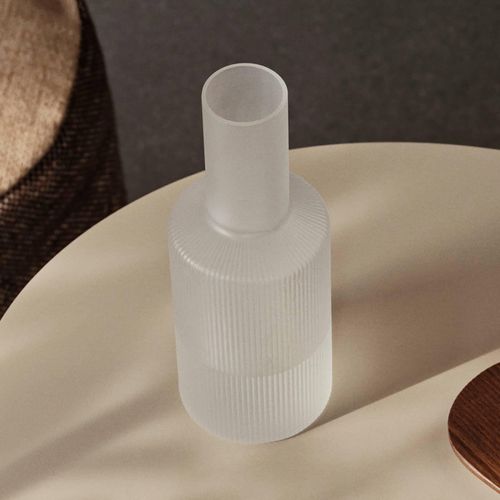 ferm LIVING Karaffe Ripple, weiß, 1 L, Glas, mundgeblasen