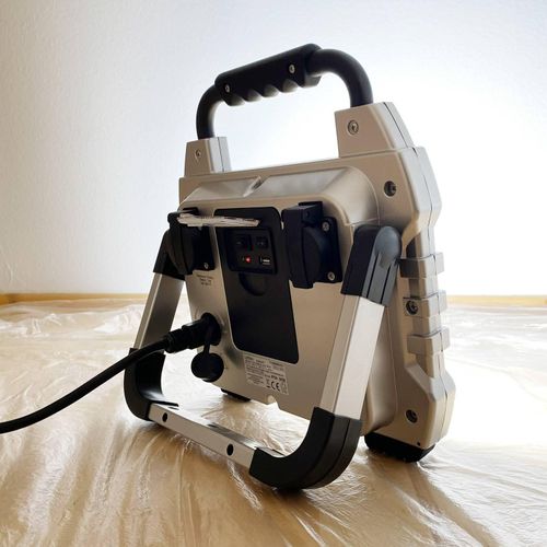 LED-Arbeitsstrahler Kalkum, Stromausfallfunktion, Steckdosen