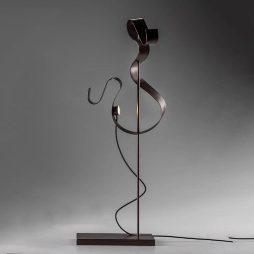 Knikerboker Curve LED-Tischleuchte, kaffee