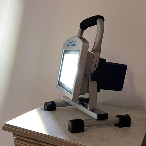LED-Baustrahler Köpenick 209 Magnetfüße 20W 8,8Ah