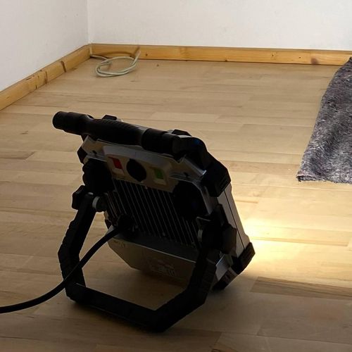 LED-Arbeitsstrahler Allach, CCT, dimmbar, 2 Steckdosen, USB