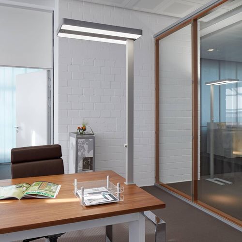 LED-Sensor-Tischlampe MAULjuvis, silber, 120 cm dim Klemmfuß