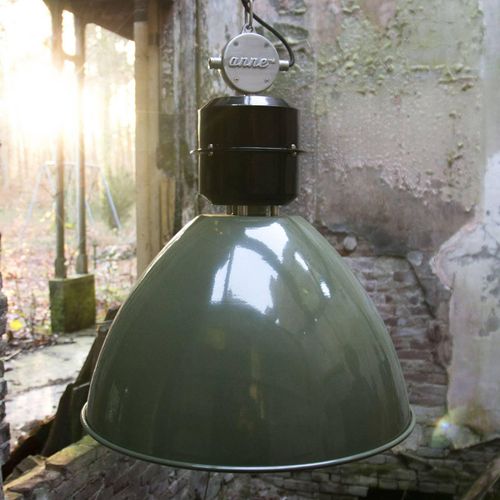 Olivgrüne Pendelleuchte Frisk im Industrie-Design