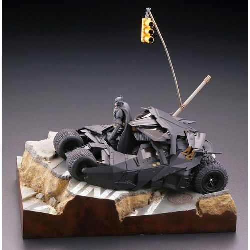 Kaiyodo Batmobile Tumbler Diorama | Batman Begins Sammelfigur | 17 cm