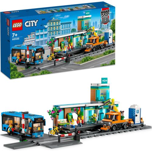 LEGO City Bahnhof, Spielzeug mit Schienen-LKW, Straßenplatte, Schienensegmenten, Spielzeugbus und Minifiguren, Geschenk für Kinder, Jungen und Mädchen, kombinierbar mit anderen Sets 60335