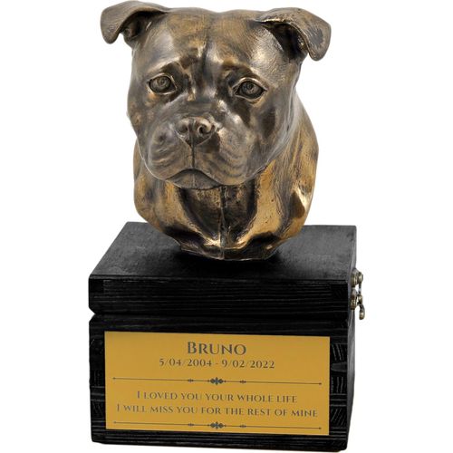 Staffordshire Bull Terrier, Staffordshire Bullterrier - eine Urne mit Gravur und Hundeskulptur, letzter Abschied, handgefertigtes Produkt der Marke Art-Dog