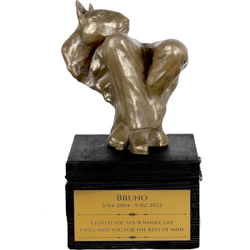 Bull Terrier, Bullterrier - eine Urne mit Gravur und Hundeskulptur, letzter Abschied, handgefertigtes Produkt der Marke Art-Dog
