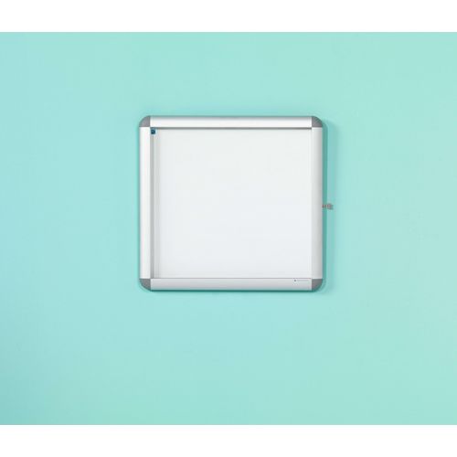 Wandvitrine 6x A4 mit Schwenktür aus Sicherheitsglas & magnetischer Stahlrückwand | HxB 70x74cm | inkl. Schloß & 2x Schlüssel | Aluminium/Weiß