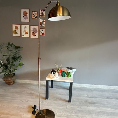 Moderne Stehlampe aus Metall mit E27, Verstellbarer Lampenschirm