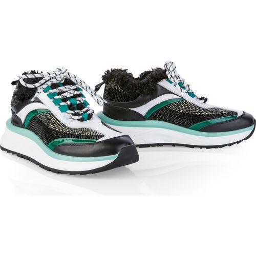 Sneaker in feiner Material-Kombination
